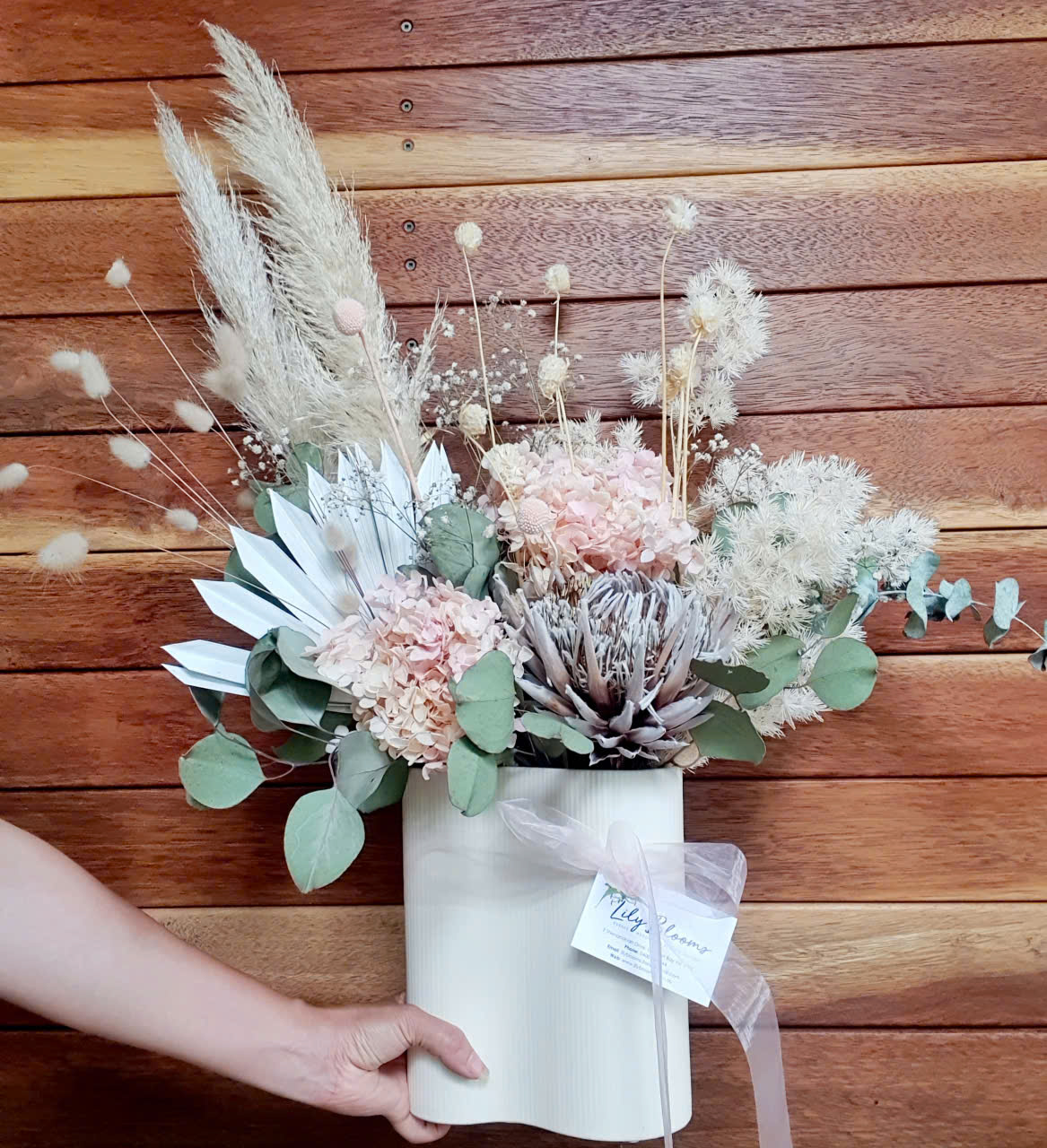 9 Stunning Dried Flower Arrangements to Transform Your Space 3 Dried-Flower-Arrangements