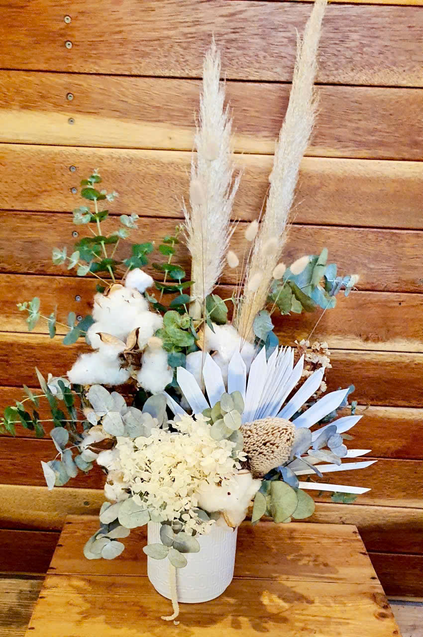 9 Stunning Dried Flower Arrangements to Transform Your Space 2 z7790094220008 ce113dae5bf0215fad0dda3227b510d7